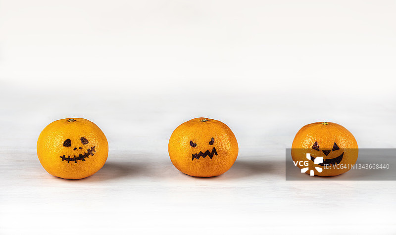 万圣节橘子上的手绘滑稽表情图片素材