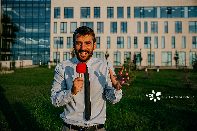 在医院前报道图片素材