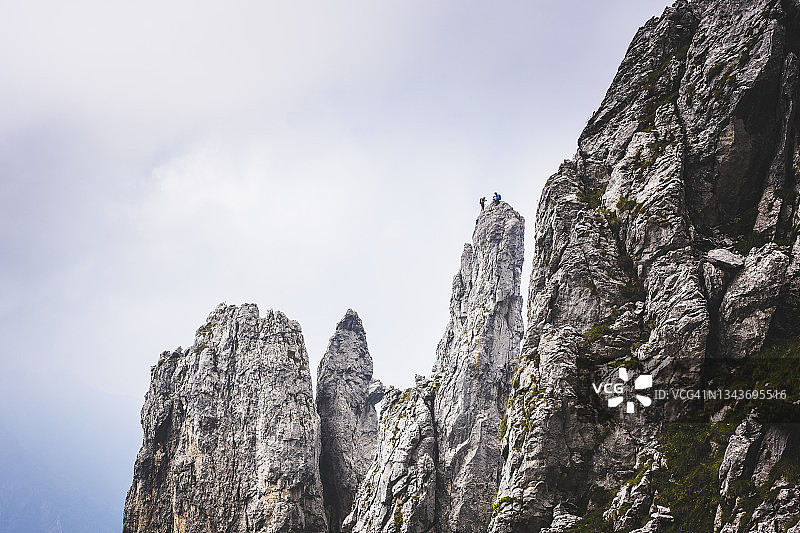 山顶上的登山者图片素材