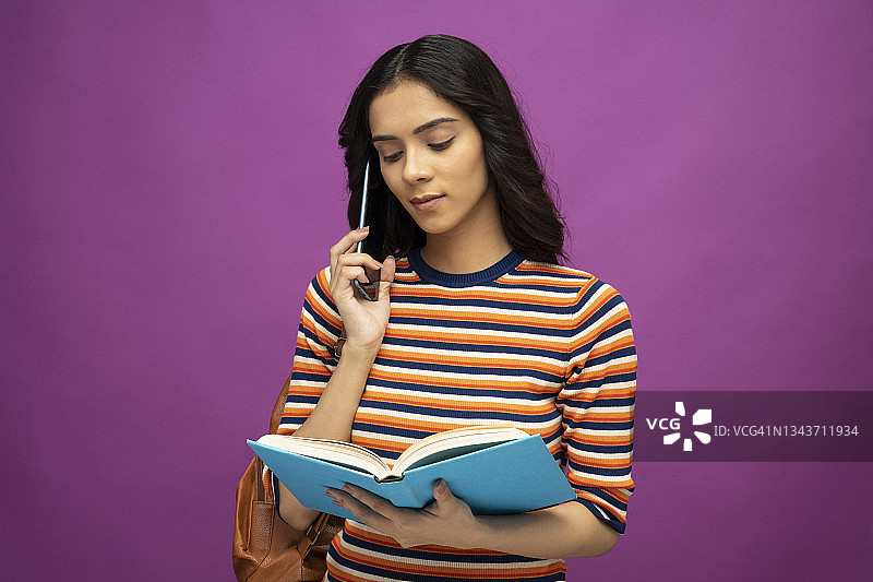 年轻女学生肖像照片图片素材