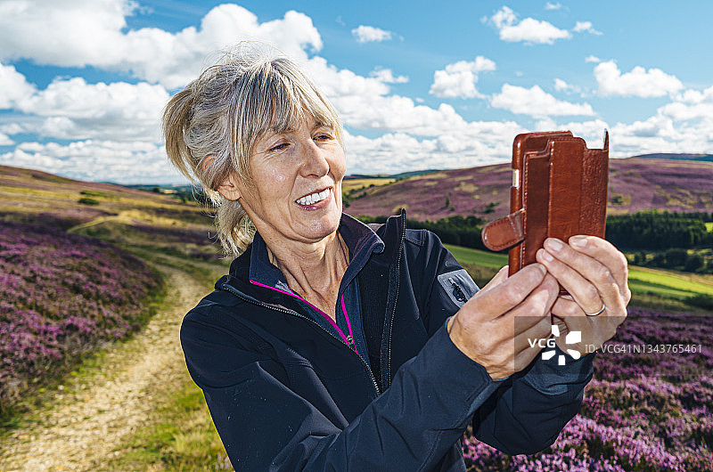 穿过石楠丛的自行车道图片素材