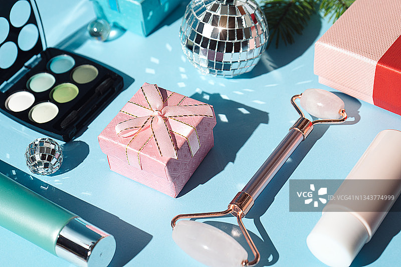 圣诞快乐，新年快乐美妆产品礼品概念图片素材