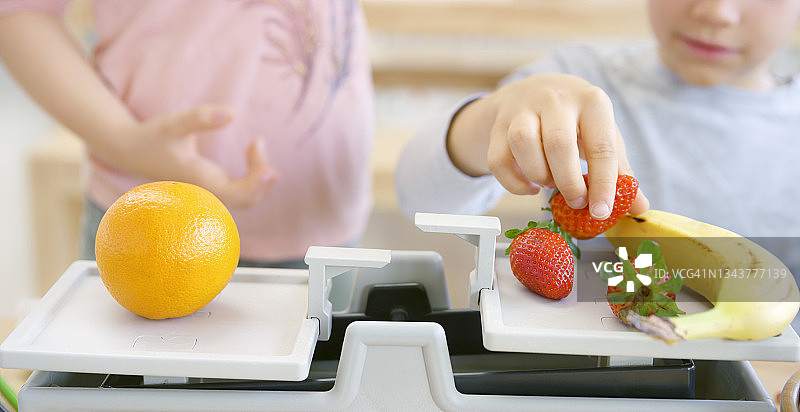 学生称重水果图片素材