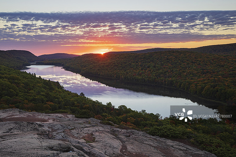日出时分的云湖图片素材