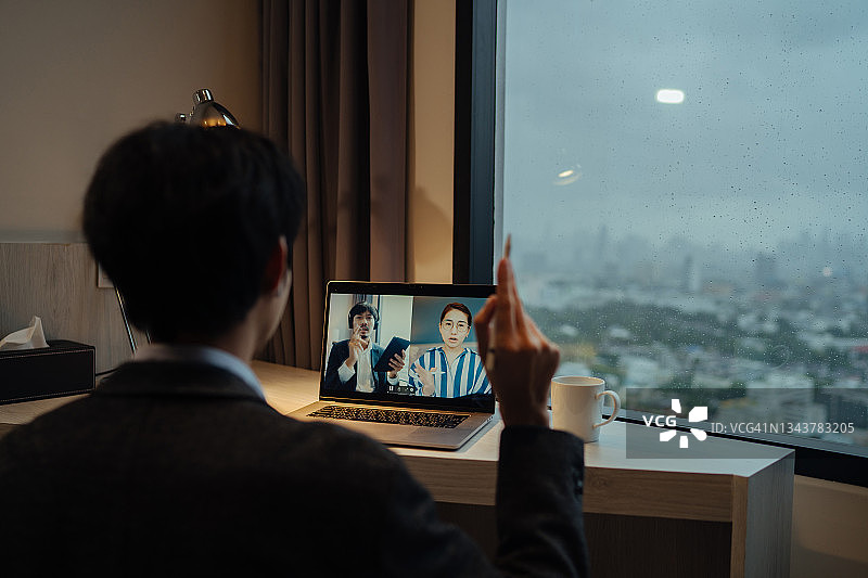 英俊男人解释在线工作流程图片素材