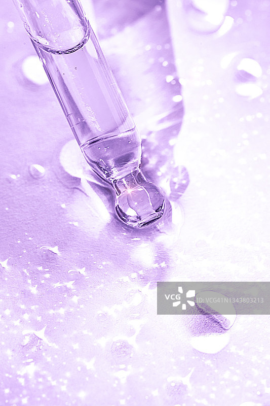 薰衣草色背景上的面部精华或精油与氧气气泡特写图片素材