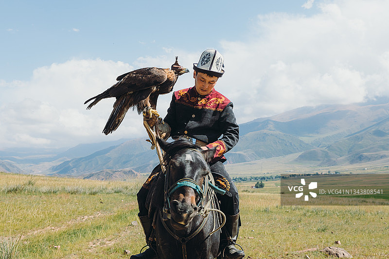 中亚山区骑马的传统服饰猎鹰人图片素材