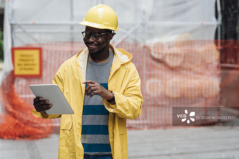 在工作场所使用平板电脑的满意建筑师图片素材