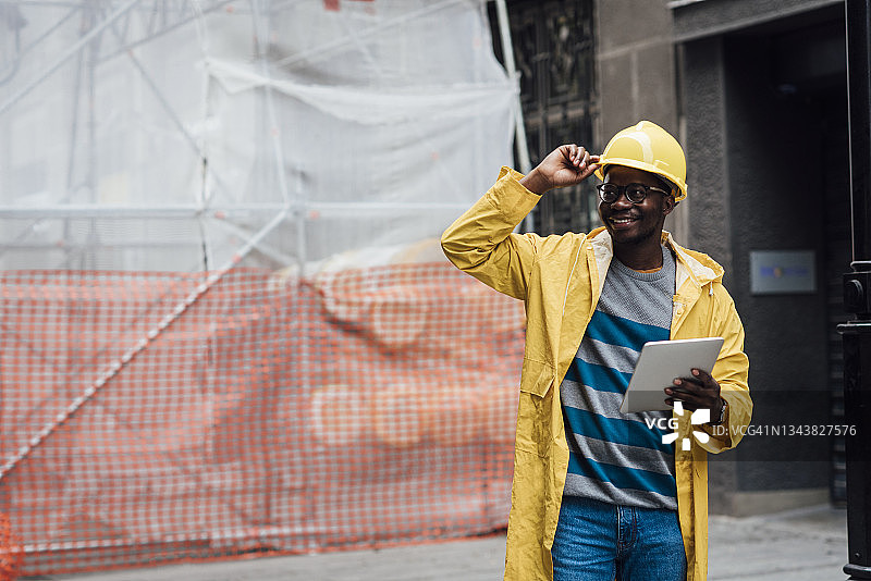 在建筑工地担任主管的非裔美国建筑师图片素材