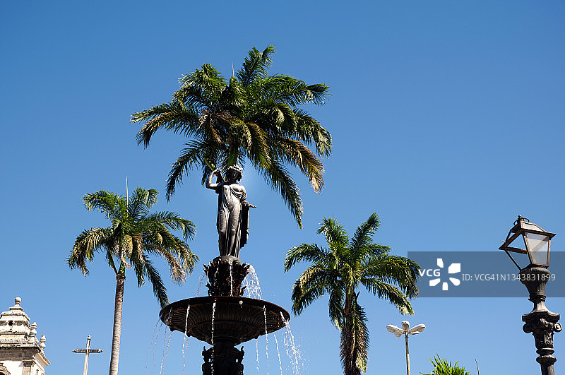 喷泉和棕榈树，蓝天背景图片素材