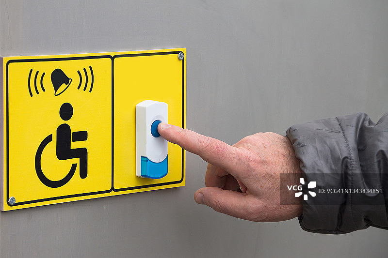 手按残疾人求助按钮图片素材