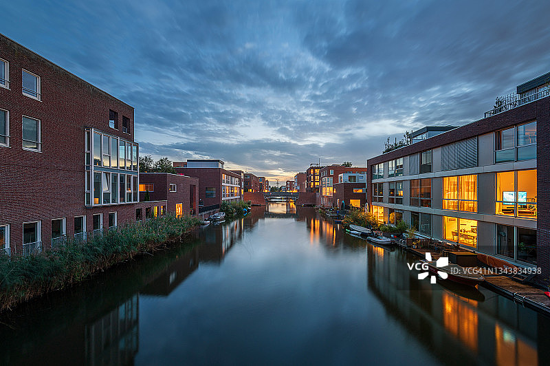 荷兰阿姆斯特丹Ijburg社区的现代建筑，在黄昏时分图片素材