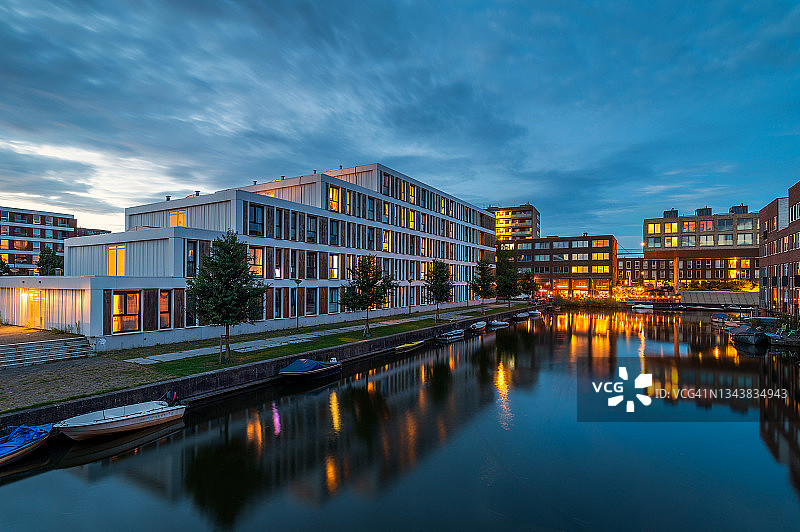 荷兰阿姆斯特丹Ijburg社区的现代建筑，在黄昏时分图片素材