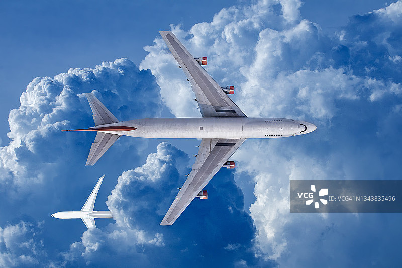 航拍：飞机在空中飞行图片素材