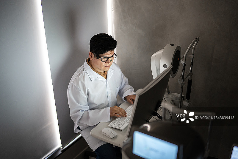 医生在显示器上分析检查结果图片素材