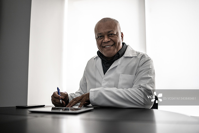 医生在诊所的笔记本上做笔记的肖像图片素材