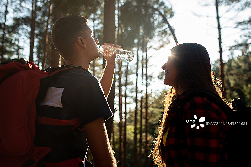 徒步后休息喝水图片素材