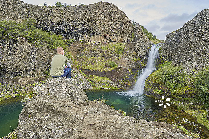 徒步者，冰岛Gjáin瀑布谷图片素材