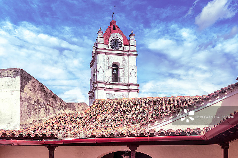 古巴卡马圭坎德拉里亚圣母教堂钟楼图片素材