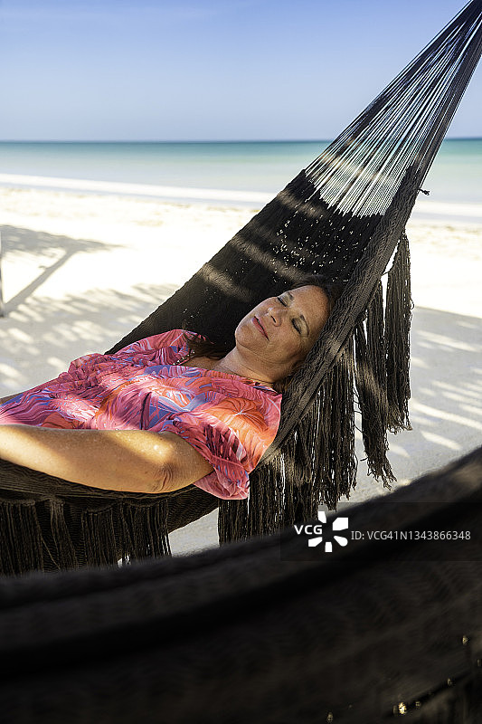 在霍尔博克斯岛海滩的吊床时光，墨西哥图片素材