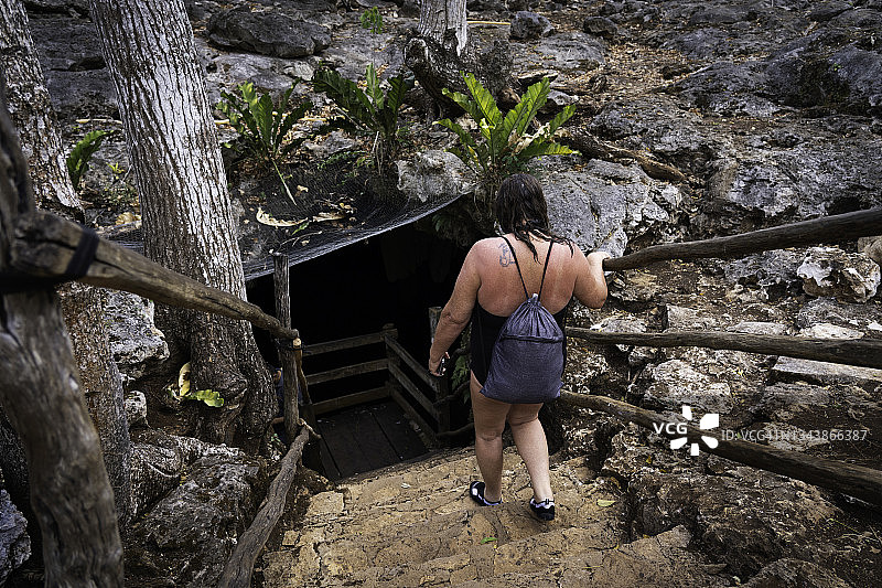 准备探索地下溶井图片素材
