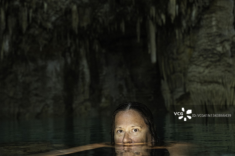 从溶井池中升起的女人图片素材