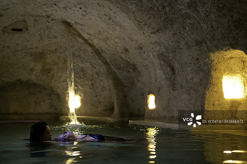 墨西哥盐洞天然井漂浮按摩图片素材