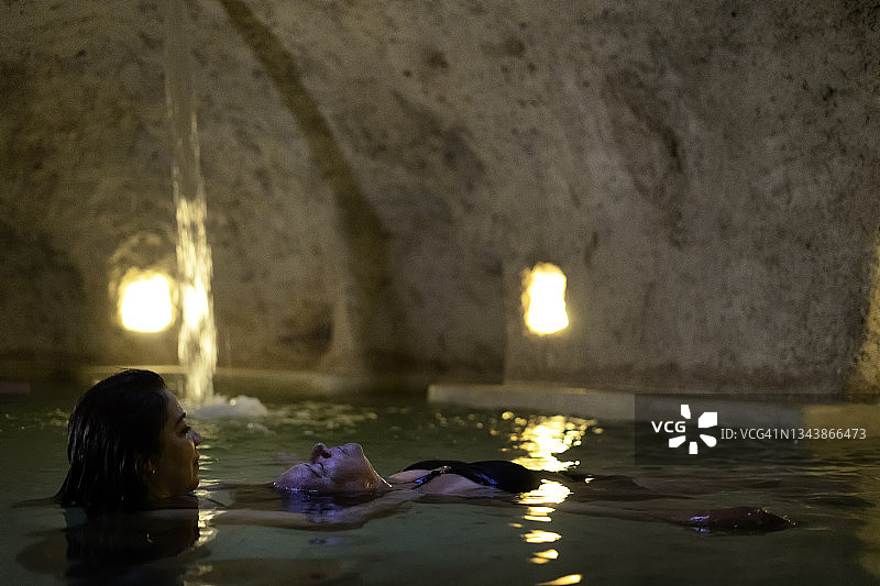 墨西哥盐洞天然井漂浮按摩图片素材