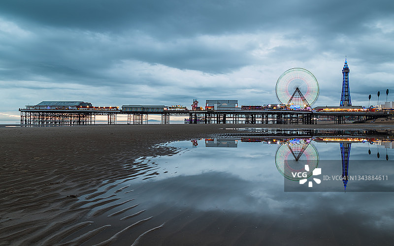 布莱克浦中心码头上的摩天轮图片素材