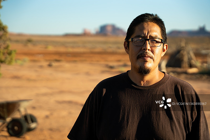 患有新冠的美国原住民纳瓦霍族男子图片素材