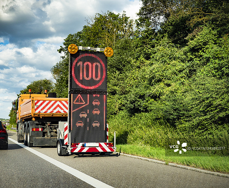 高速公路上带有道路标志的卡车图片素材