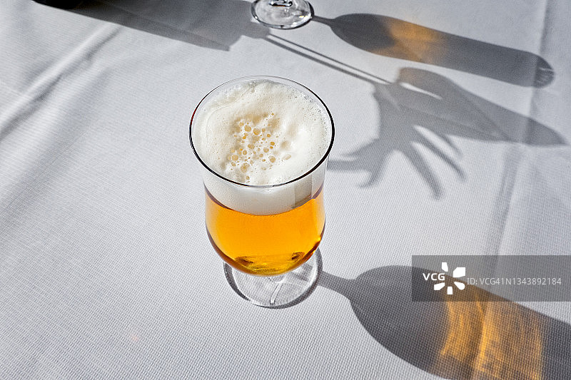 一杯有阴影的新鲜啤酒图片素材