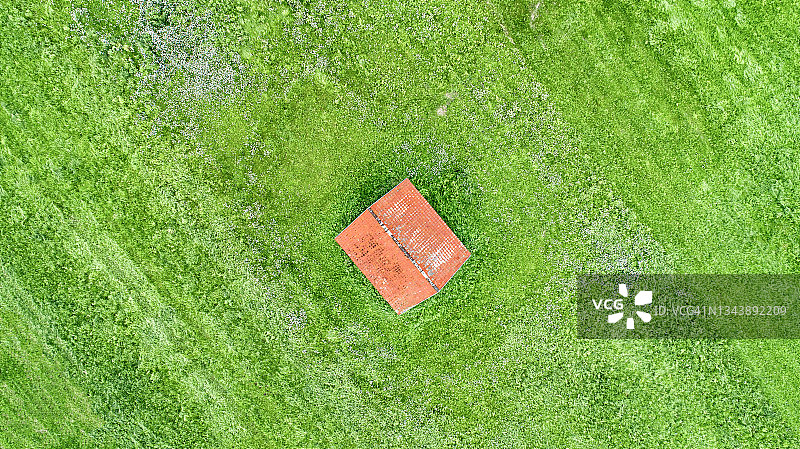 从上方看到的红色谷仓抽象图图片素材