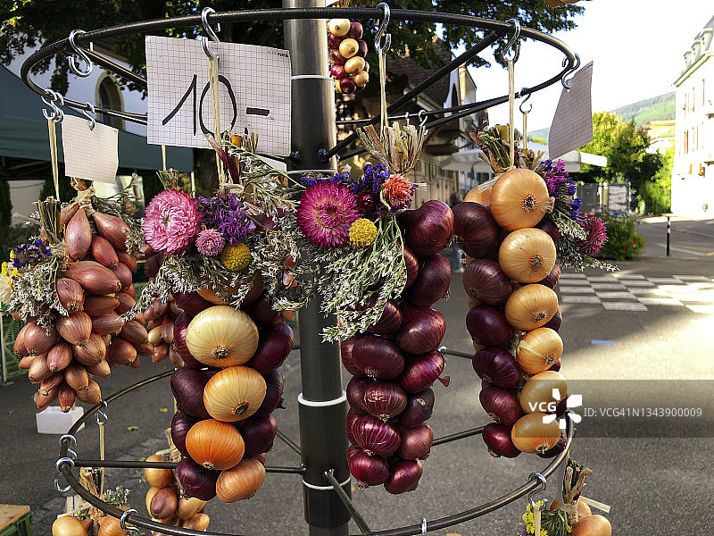 尼道街头市场出售的编织洋葱图片素材