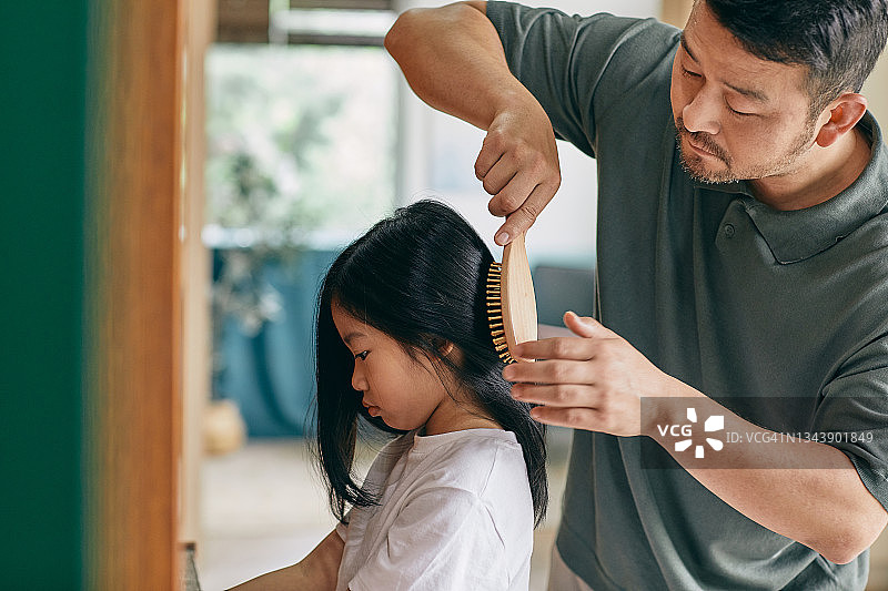 爸爸给女儿扎头发图片素材