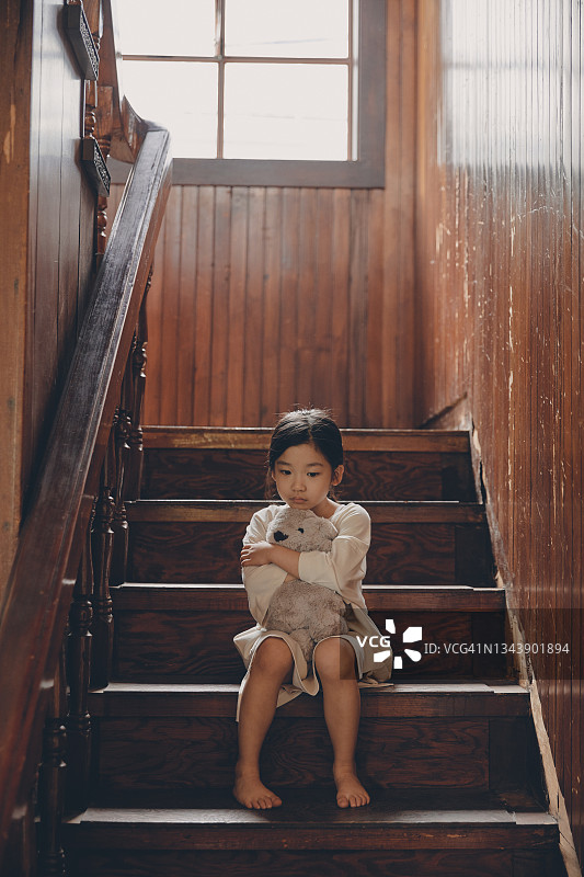 独自坐在楼梯上的孩子图片素材