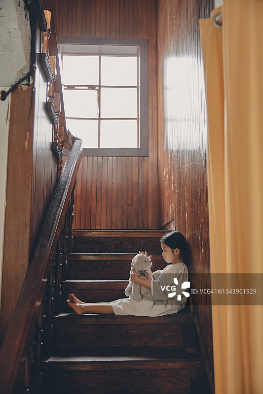 独自坐在楼梯上的孩子图片素材