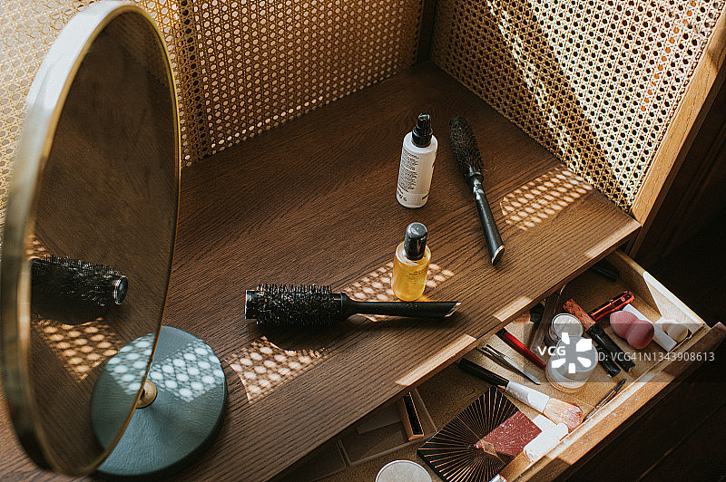 阳光下的木制梳妆台和化妆品图片素材