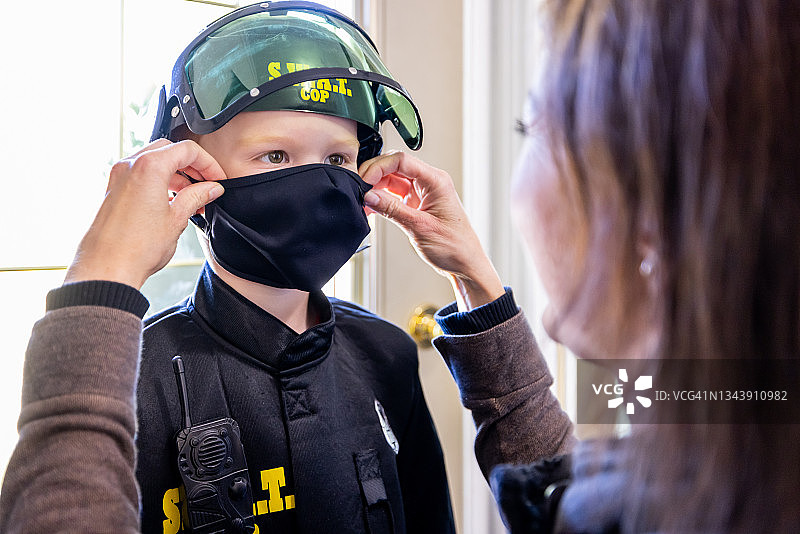 万圣节戴口罩穿警服的小男孩图片素材