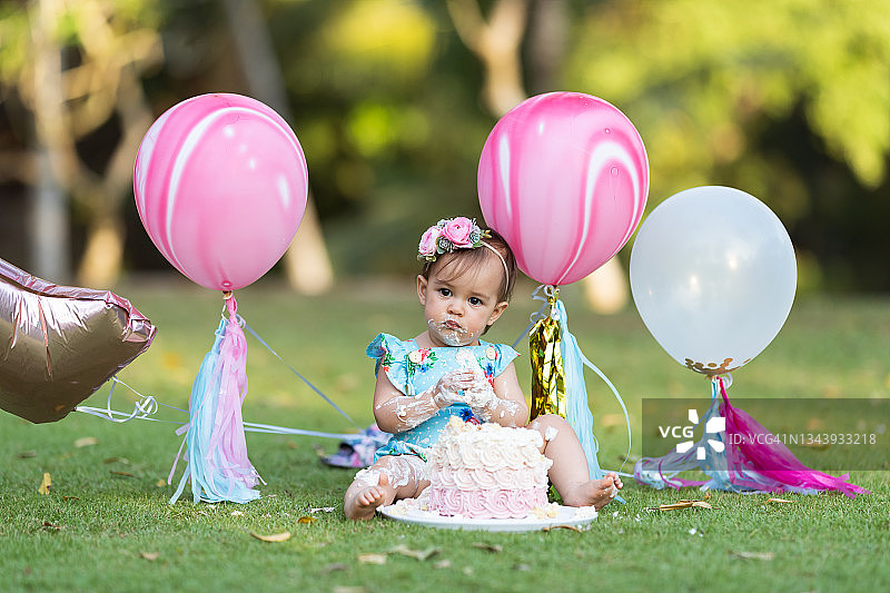 可爱的女宝宝在户外庆祝一周岁生日图片素材