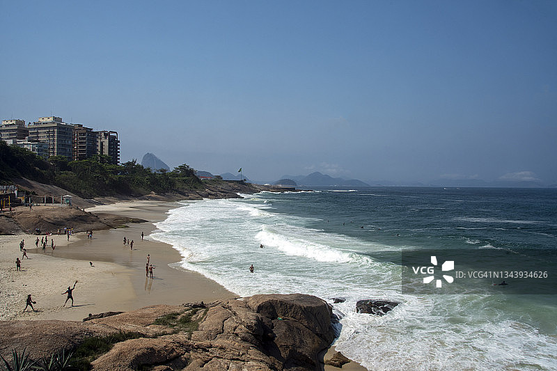 从阿普多阿多尔岩石远眺迪亚波海滩，巴西里约热内卢图片素材