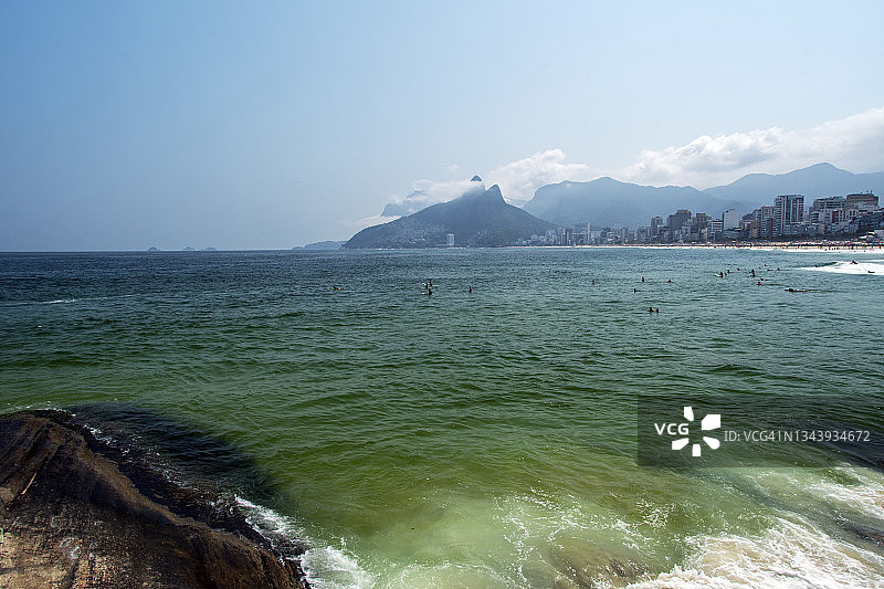 从阿普阿多海滩看到的伊帕内玛海滩和莫罗多伊斯伊尔芒斯山，巴西里约热内卢图片素材