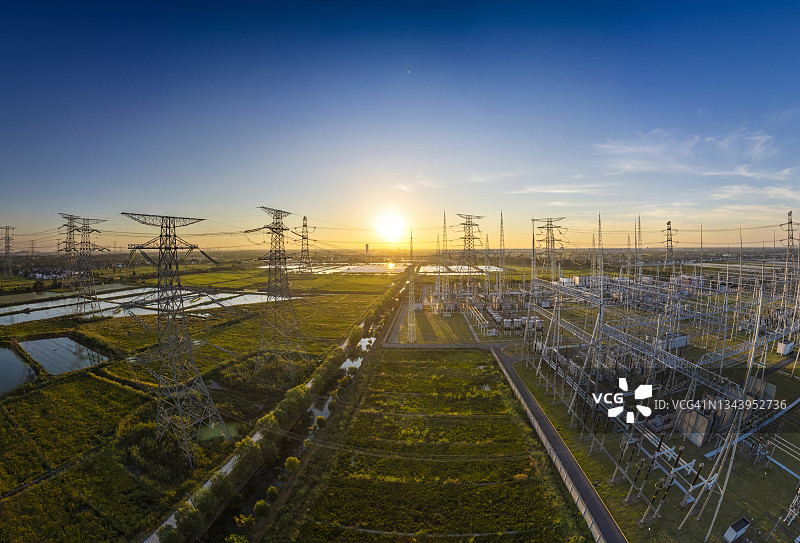 夕阳下的高压电塔，上海市大型变电站图片素材