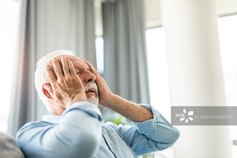 头痛的老年男人图片素材