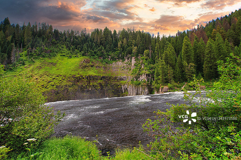 爱达荷州驯鹿-塔吉国家森林的瀑布图片素材
