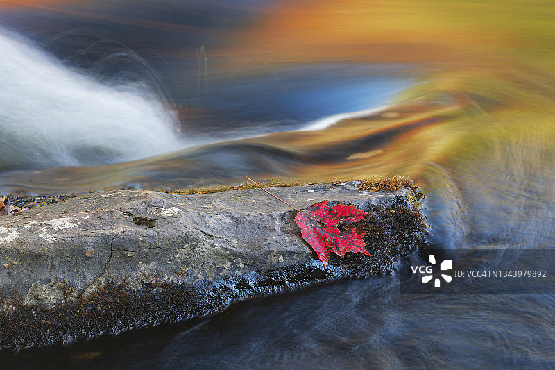 邦德瀑布的秋季倒影图片素材