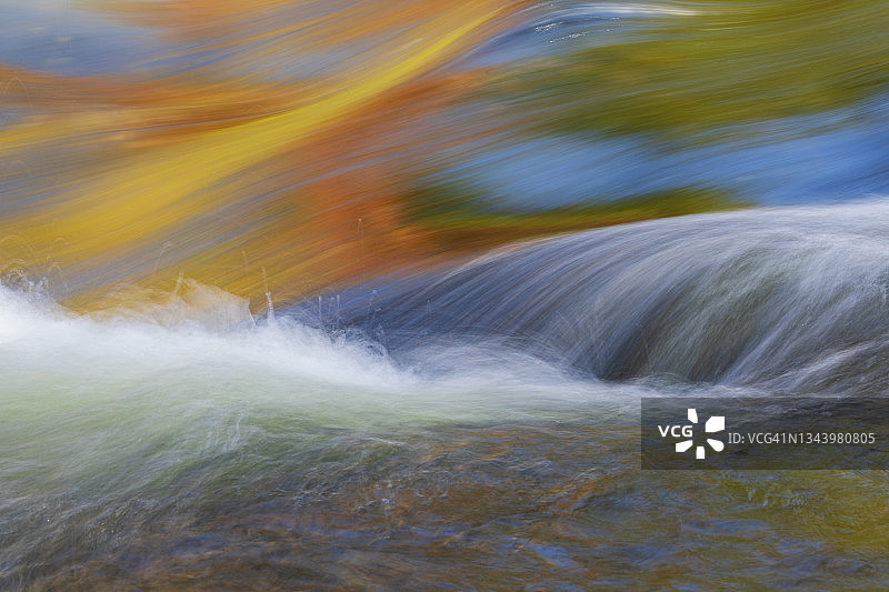 邦德瀑布的秋季倒影图片素材