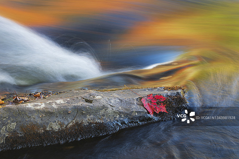 邦德瀑布的秋季倒影图片素材