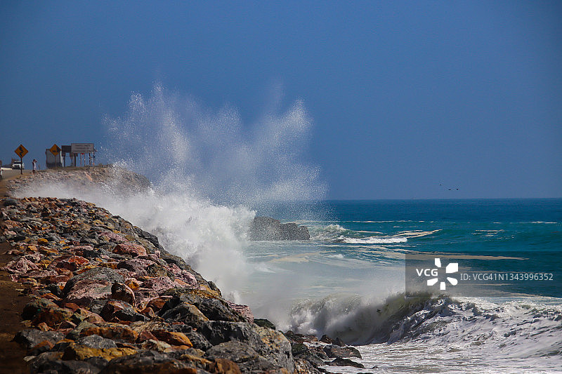 太平洋海岸公路上的巨浪图片素材