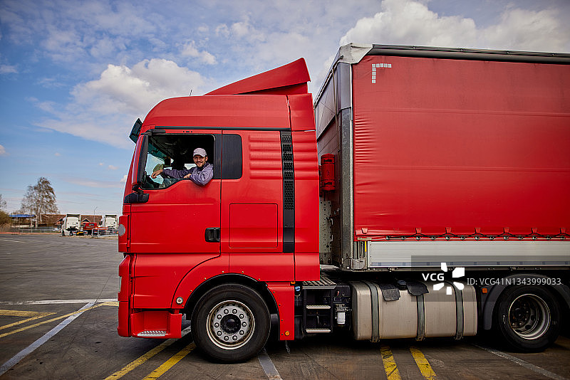 卡车司机为下一段旅程做准备图片素材